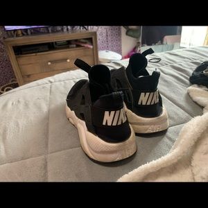 nike huaraches, size 7 in womens.